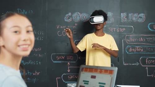 Afrikanischer Junge mit VR-Brille, während junge Frau in die Kamera schaut. Erbauung
