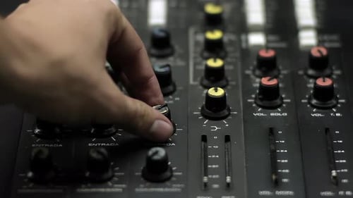Soundtechniker beim Einstellen der Knöpfe an einer Konsole. 4K.