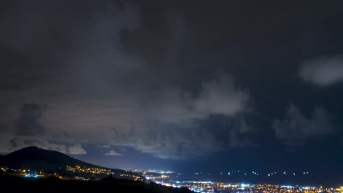Nachtskyline der Stadt Samsun mit bewegten Wolken im Zeitraffer
