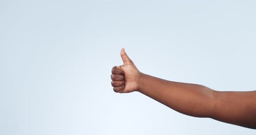 Person, Hand und Daumen hoch auf dem Mockup-Bereich für Kritik, Feedback oder Meinung gegen ein Studio