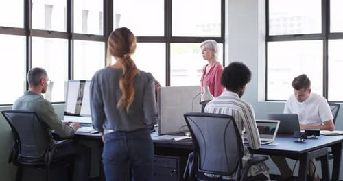 Coworking-Büro, Computerbildschirm und Webdesign, Geschäftsleute chatten, diskutieren