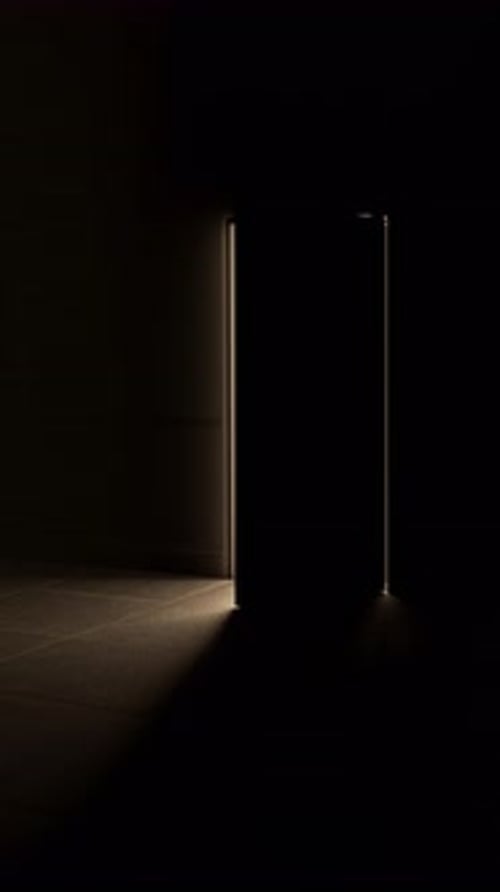Ouverture de la porte avec une lumière brillante et chaude dans une pièce sombre