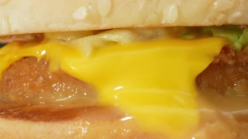 Köstlicher Hamburger im Video. 4K.