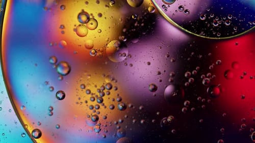 Bunte Ölblasen, die sich auf einer Wasseroberfläche bewegen 024
