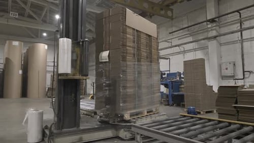 Processus d'emballage de la boîte avec un film pour faciliter le stockage des matériaux