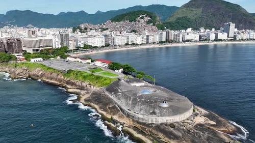 Horizonte do Rio de Janeiro na Praia do Arpoador, no Rio de Janeiro, Brasil.