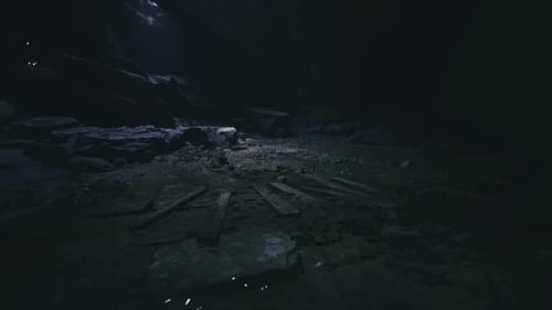 Überreste von Urzeremonien in geschnitzten Glyphen und Rauchsteinen gefunden