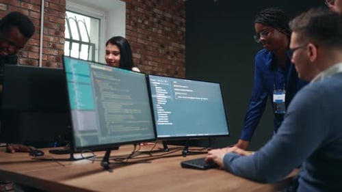 Unternehmen für Webentwicklung und Datentechnik Multiethnisches Team von Männern und Frauen, die zusammenarbeiten