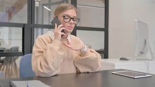 Arbeiterin telefoniert im Büro
