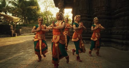 Photo dynamique de femmes indiennes vêtues de vêtements traditionnels dansant le bharatanatyam en couleur