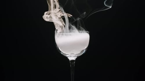 Vidro sobre fundo preto em fumaça, experimento químico, closeup, neblina, fumaça, vapor, textura