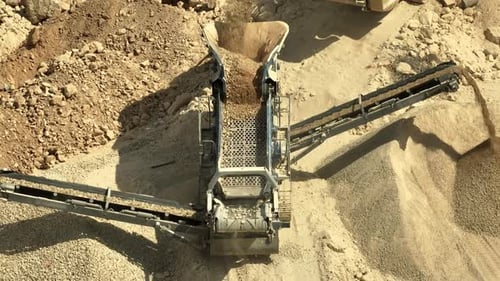 Rock screening and sorting plant with rocks moving on vibrating conveyor belts
