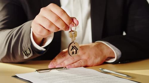 Immobilienmakler Holding Home Keys Nahaufnahme Mann Makler