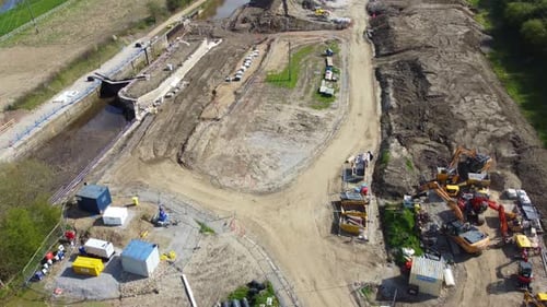 Vuelo aéreo sobre un sitio de nuevas construcciones en una urbanización de esclusas de canal en el norte del Reino Unido