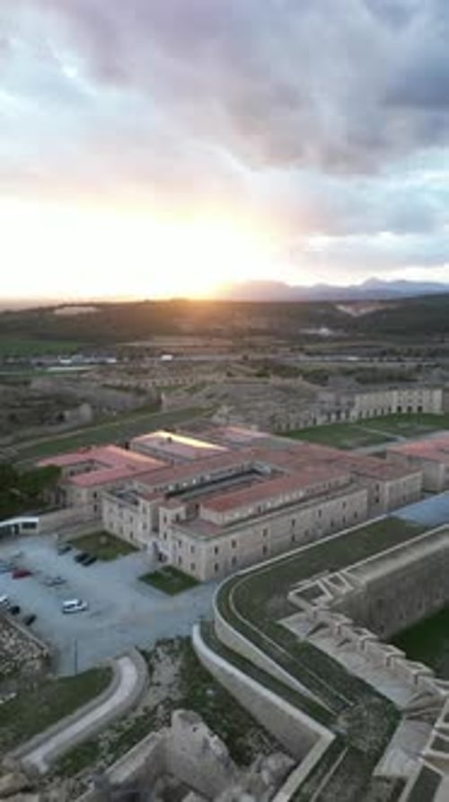 Vidéo aérienne de Castell de Sant Ferran en Espagne en soirée