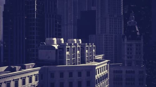 Azotea urbana con estructuras metálicas bajo una tenue iluminación nocturna