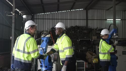 Ingenieur arbeitet in der Roboterarmfabrik.
