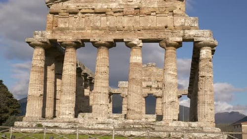 Façade ouest du temple d'Athéna à Paestum (dit « temple de Cérès ») dans le sud de l'Italie.
T