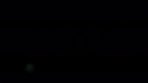 Collider-Kollektion: Verschwommener mehrfarbiger Konfetti-Effekt, der über einem schwarzen Hintergrund fällt