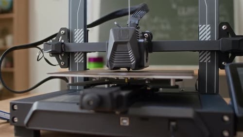 Gros plan de l'extrudeuse fonctionnelle d'une imprimante 3D en classe