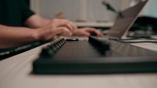ingeniero de sonido de estudio de grabación profesional con dedo ajusta el nivel de volumen en la consola de mezclas