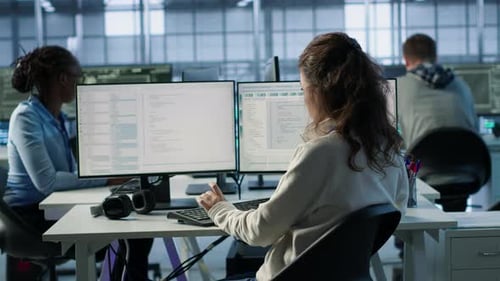 Un equipo de administradores realiza una revisión para prolongar la vida útil de los dispositivos electrónicos del centro de datos
