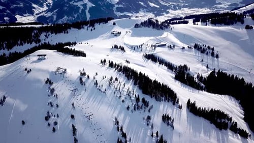 Panoramablick von oben von der Drohne auf der Seilbahn im Skigebiet. Skiliftlift zum Transport von Skifahrern und