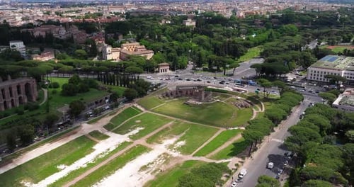Vue aérienne à vol d'oiseau au-dessus de la tour Moletta au Circo Massimo. Rome, Italie