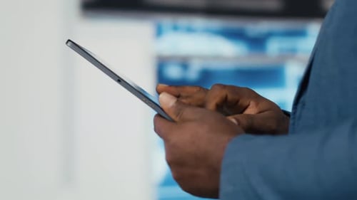 Joven ingeniero profesional centrado en la codificación con tabletas en un centro de innovación