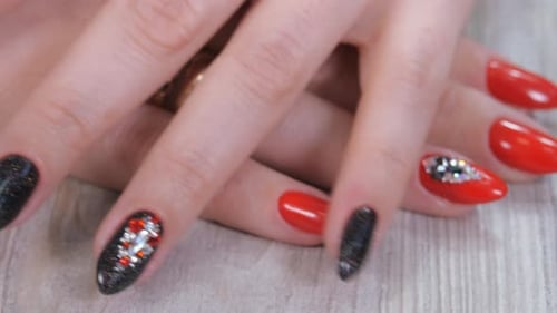 Women is Hands mit einem neuen Design von Nägeln mit Strasssteinen