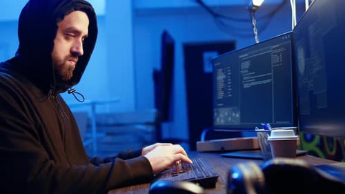 Nahaufnahme eines Hackers im Graffiti Painted Hideout, der sich auf die Entwicklung von Spyware konzentriert