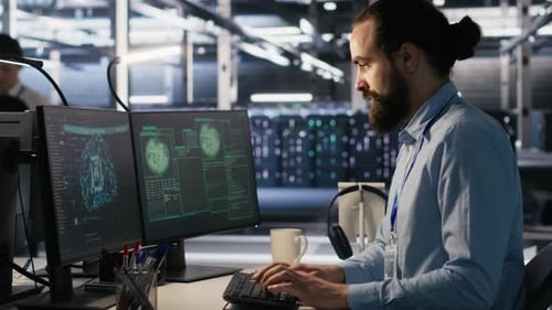 Un ouvrier d'une ferme de serveurs tente de réparer des systèmes d'équipement piratés