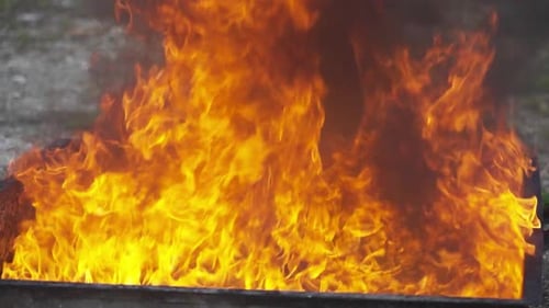 Nahaufnahme intensiver gelber und orangefarbener Flammen, die dramatische Hitze und Energie ausstrahlen