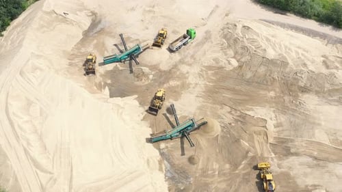 Luftbild beim Laden eines Bulldozers im Freiluftsteinbruch. Laden von Sand