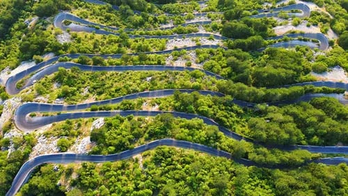 Estrada sinuosa: serpentina de Lovcensky com curvas perigosas que levam ao topo do Montenegrino