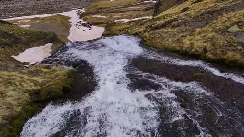 Ein wunderschöner Wasserfall in den Bergen in einer wunderschönen Schlucht, Luftbild