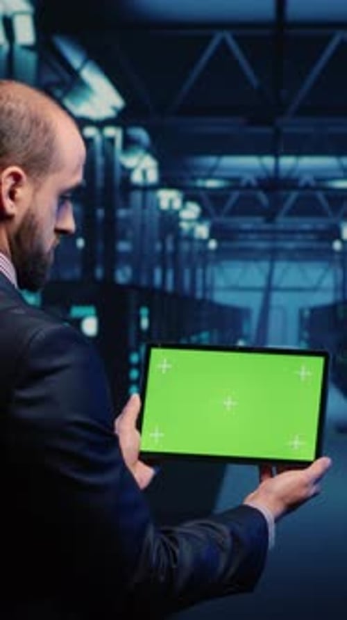 Engenheiro de sistema de vídeo vertical verificando a exibição da tela verde no tablet
