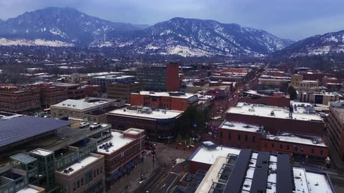 Noël à Boulder, Colorado, Pearl Street, centre commercial, voitures, bâtiments, rues, drone, film de référence