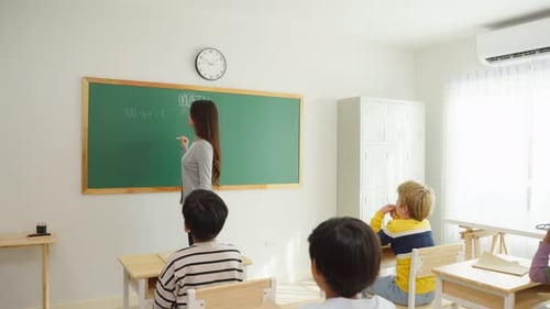 Eine Gruppe von Schülern lernt mit dem Lehrer im Klassenzimmer der Grundschule.