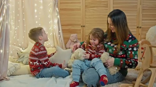 Mama interagiert mit Kindern und sorgt am Silvesterabend für Weihnachtsgeschenke