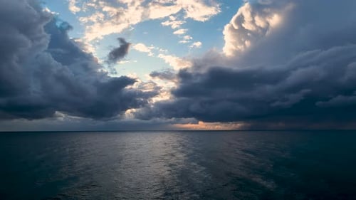 Imagens de vista aérea de nuvens de chuva sobre o mar Fundo incrível