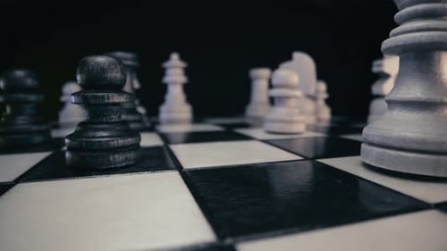 Schachfiguren auf einem hölzernen Schachbrett vor dem Partywettbewerb, Brettspiel, Strategiespiel