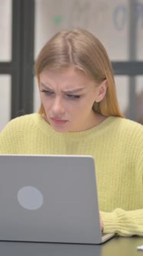 Casual Creative Woman schockiert über Verlust am Laptop, vertikales Video