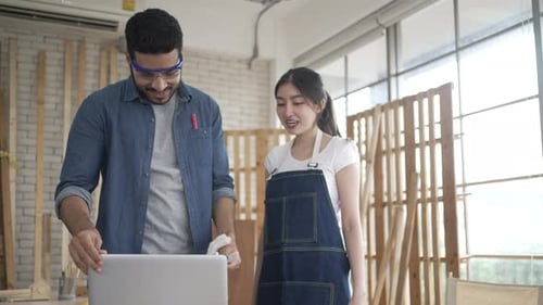 Les charpentiers travaillent chez Woodshop.
