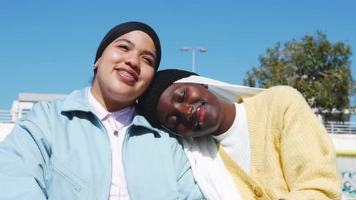 Junge muslimische Freundinnen, die sich mit Liebe und Freundschaft verbinden