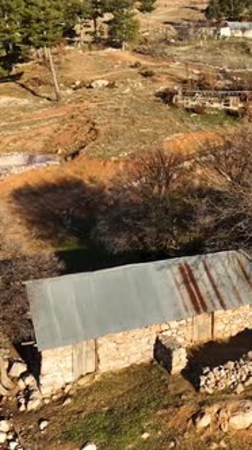 Concept de tourisme de montagne : vidéo verticale d'une aventure dans les collines pittoresques