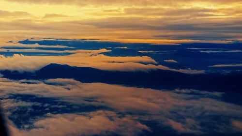 Wolkenbedeckte Himalaya-Landschaft
