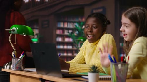 Des élèves du primaire discutent dans une bibliothèque lors d'un séminaire en ligne