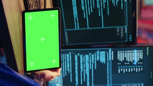Vertikale Video-Hacker verwenden Ransomware auf dem Mockup-Tablet