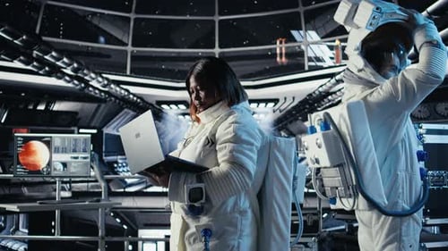 Kosmonaut verlässt Raumschiff nach der Landung auf dem Planeten und winkt seinem Kollegen die Hand